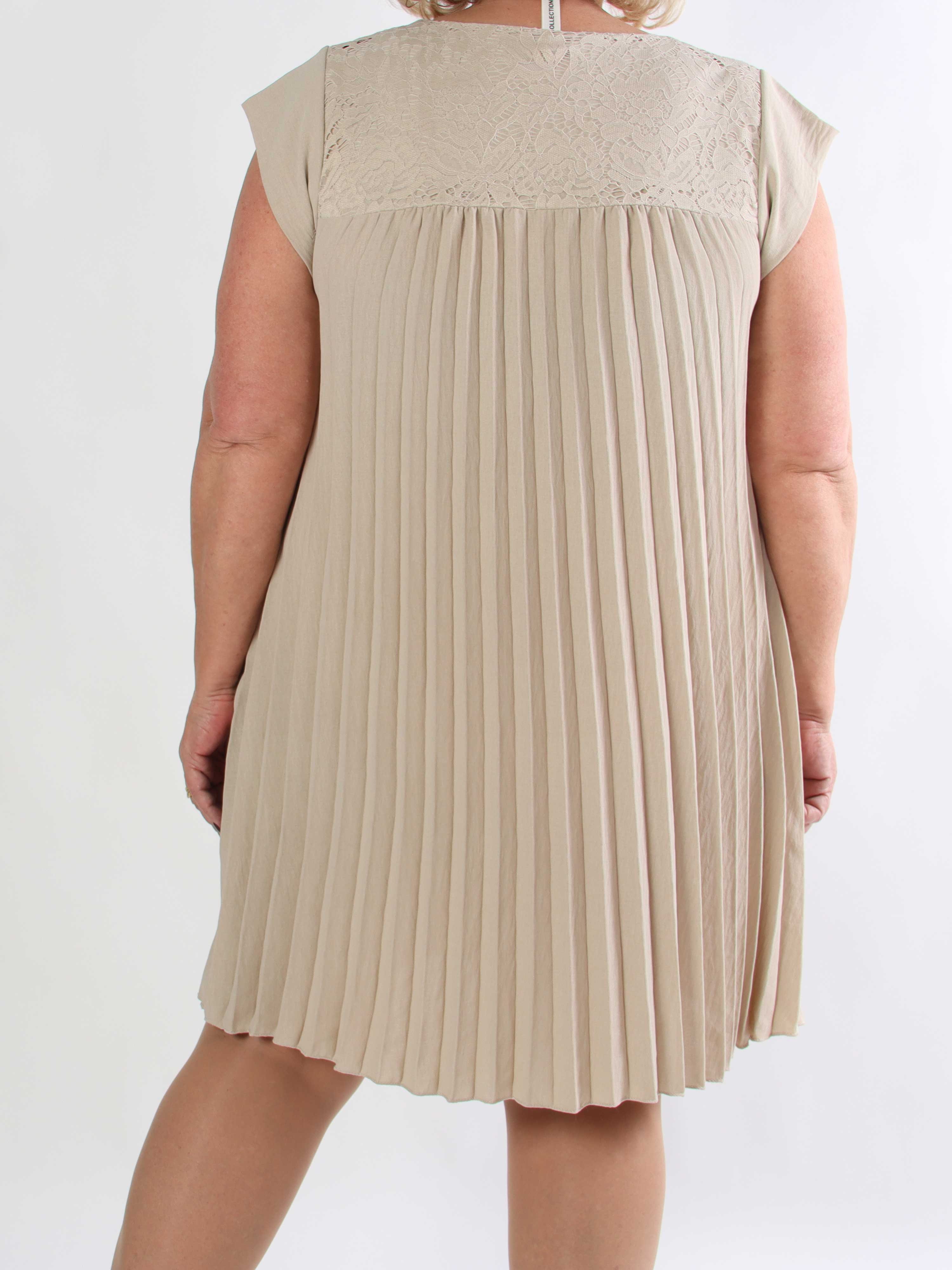 Nancy Lace Short - Plisseret plus size kjole med blonde og lommer
